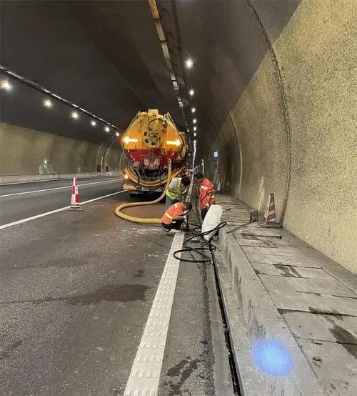 米东隧道排水渠清淤